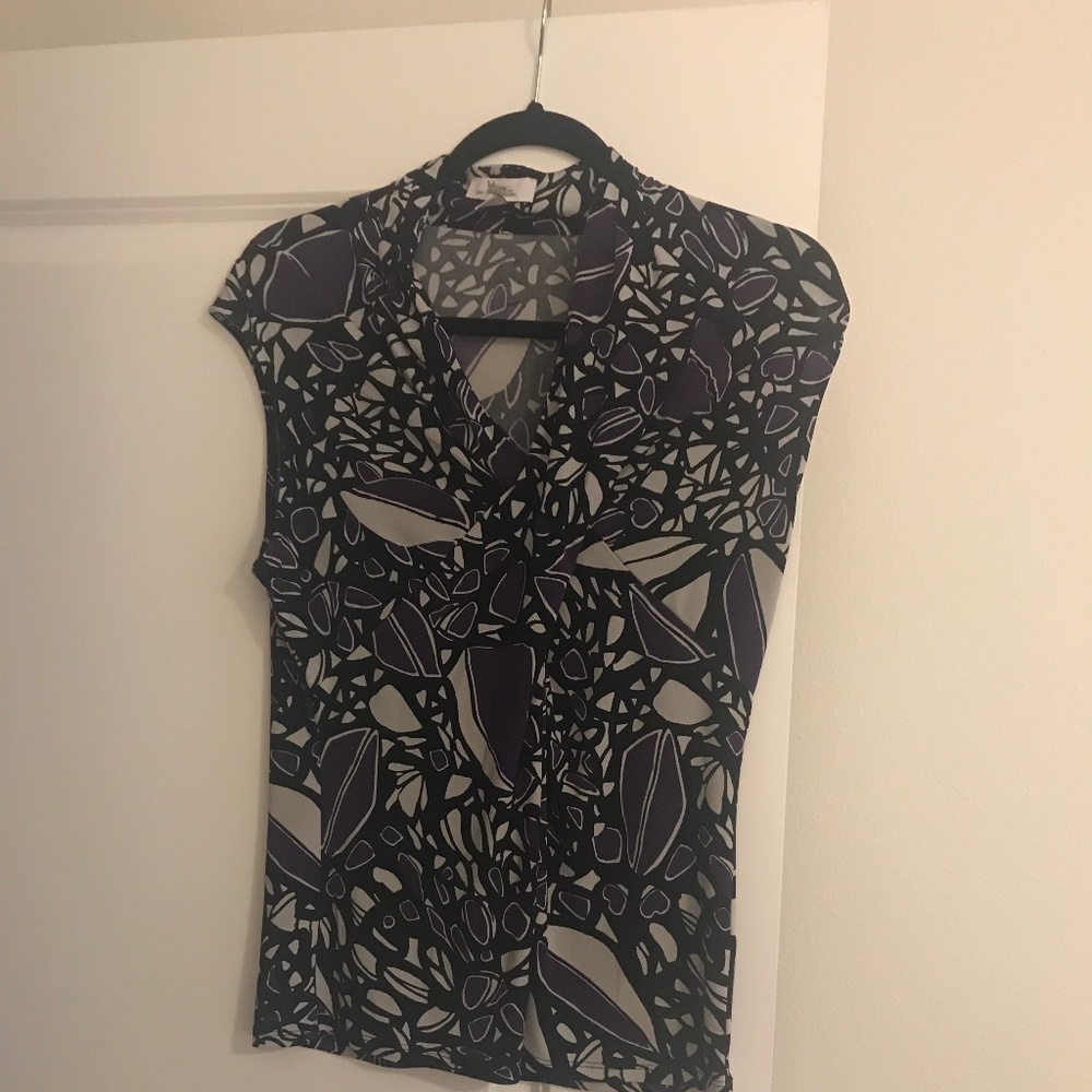Short sleeve top. Can be worn with or without a blazer or jacket.